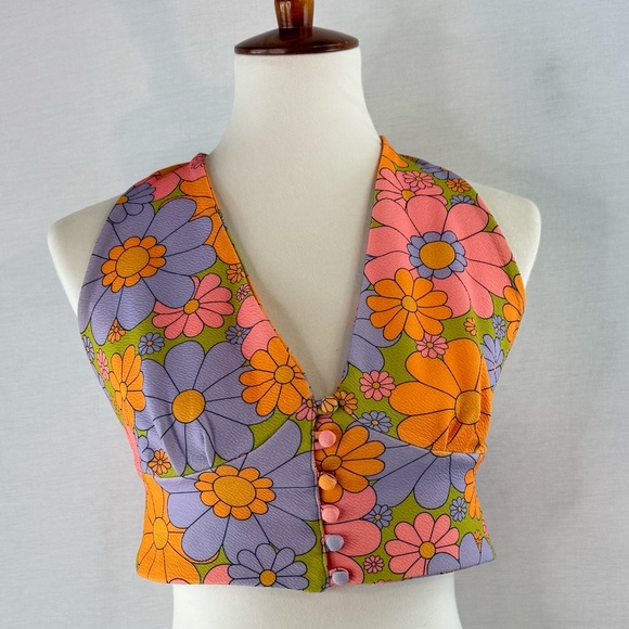 Smak Parlour Retro Floral Halter Crop Top with Button Detail - Picture 5 of 12